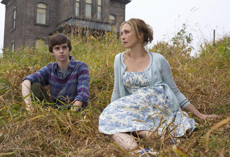 Norman+Bates+%28Freddie+Highmore%29+and+his+mother%2C+Norma+Bates+%28Vera+Farmiga%29+sit+in+front+of+their+newly+bought+home%2C+which+resembles+the+iconic+Psycho+house.
