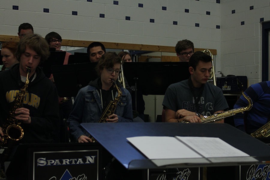 Jazz+ensemble+students+practice+their+new+pieces.