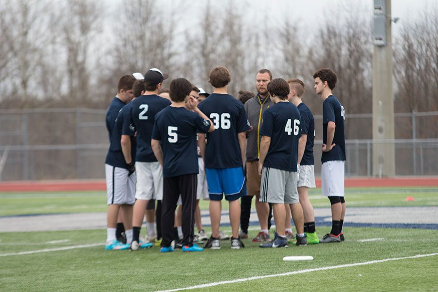 The+team+huddles+before+an+important+game