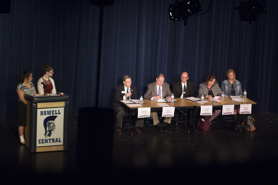 Board of Education candidate members gather in question-and-answer forum. Candidates discussed topics brought to their attention pertaining to education amongst the district. 