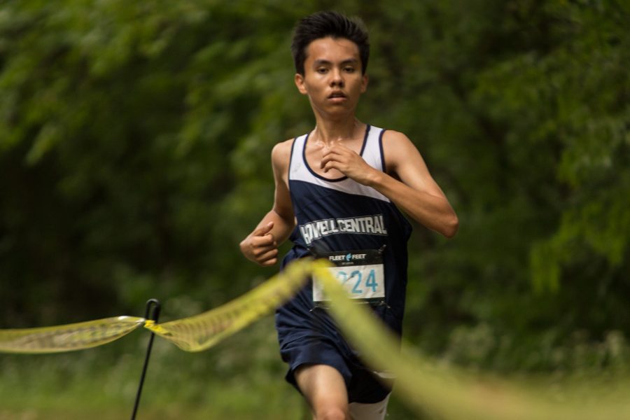 Junior Israel Chavez confidently pushes through the difficult course, heading towards a victorious finish.