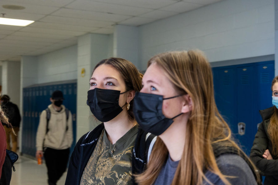 Students walking in the hall with their masks on during the latest mask mandate. Due to rise in COVID cases, FHSD has mandated masks until Feb. 4 to keep staff and students safe. 