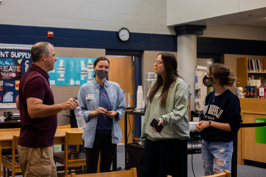 Fred Venturini talking to Zoe Michals, Allie Rianes, and  Ms. Flores before his talk.
