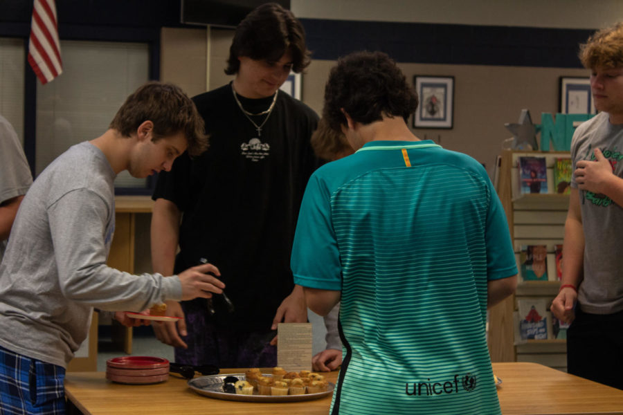 Students enjoy the snacks provided by the librarians.