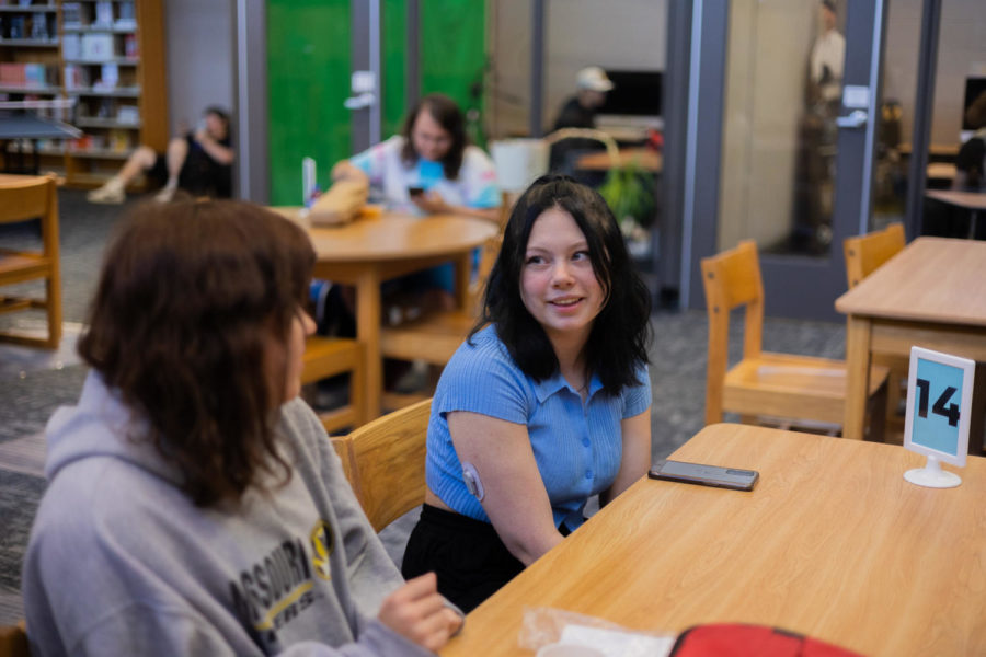 As they talk during 4A lunch on Sept. 19, seniors Kyly Jacobs and Sydney Lamb enjoy their lunch in the Learning Commons. Prior to the Covid-19 pandemic, students were allowed to choose where they ate on a day-to-day basis; with the pandemic waning, that freedom has returned to students in the LC and the cafeteria