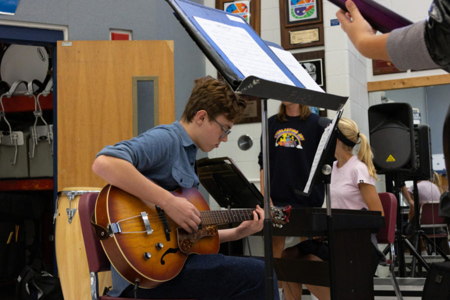 Senior Matthew Rupp playing guitar in 5th hour Jazz Band.