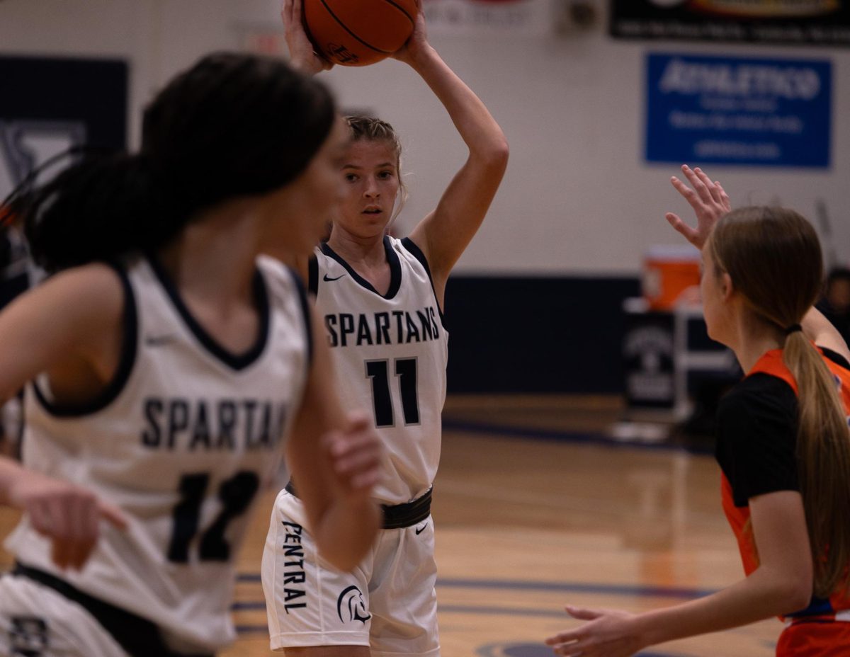 Riley Henderson looks over to her teammate Morgan Davis. Attempting to get open for a pass, Davis swiftly moved around the court.