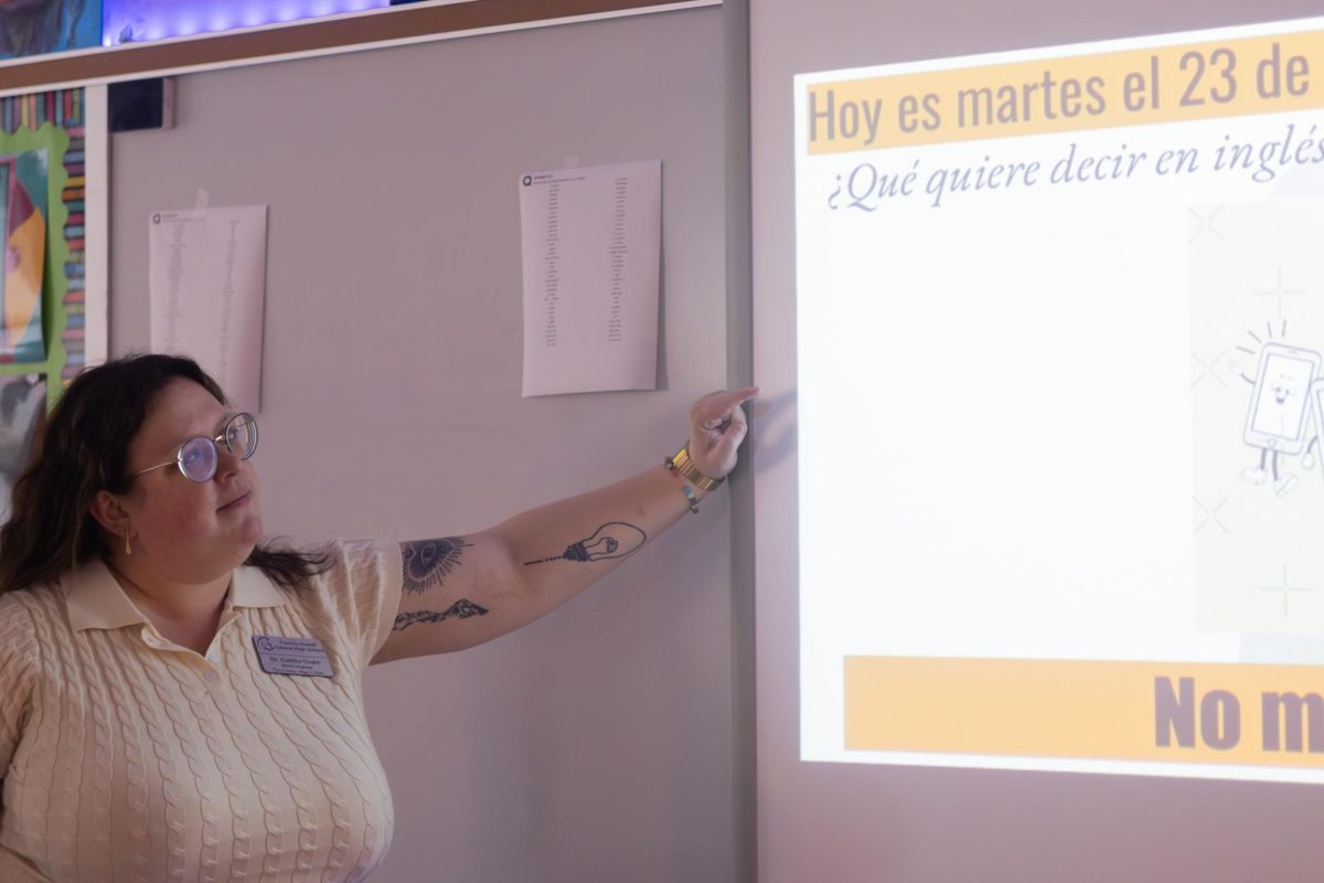 Students start with a warm up in Spanish class. Señora Caitlin Crain begins her class on September 23 by listening to their response to the prompt.