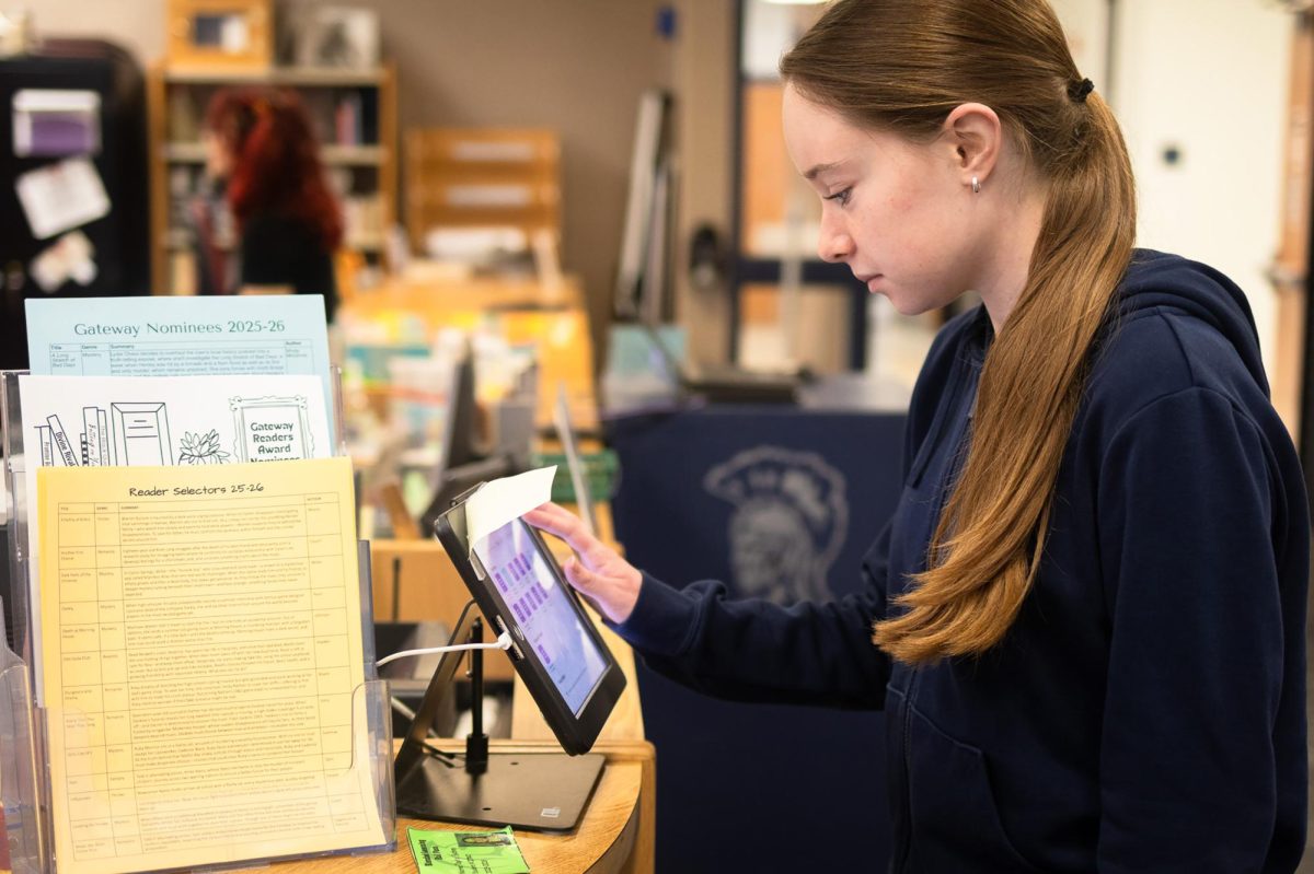 Junior Sydney Taylor signs into the Learning Commons to flex for her seventh hour French class with Mrs. Amy Roznoss.