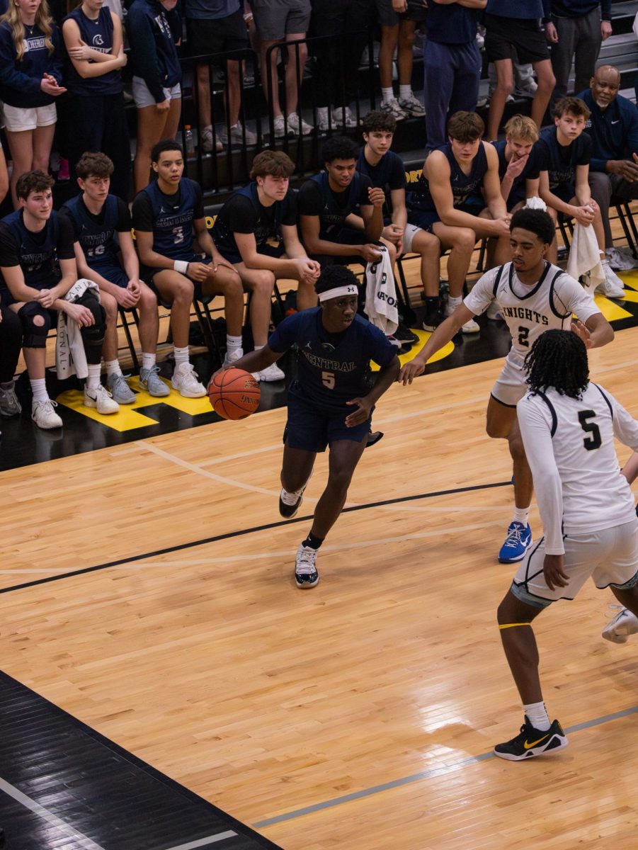 Senior Jakari Reddin Dribbles the ball into the arc on Mar. 27. Reddin manages to push past multiple defenders to get to the basket.
